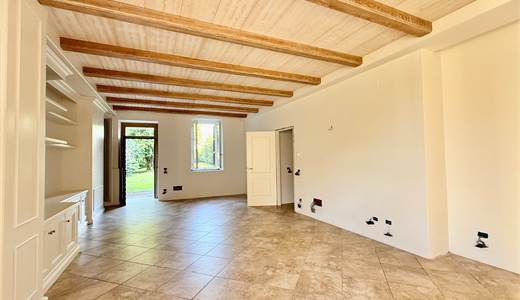 TRILOCALE CON AMPIO GIARDINO ESCLUSIVO