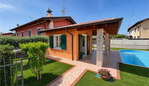 Bifamiliare con piscina 