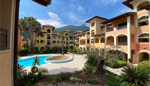 THREE-ROOM APARTMENT FACING THE LAKE WITH TERRACES AND POOL