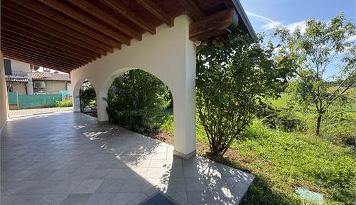 AMPIO TRILOCALE CON GRANDE GIARDINO, PORTICO E 5 POSTI AUTO A MUSCOLINE 