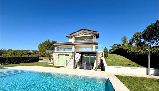 VILLA IMMERSA NEL VERDE